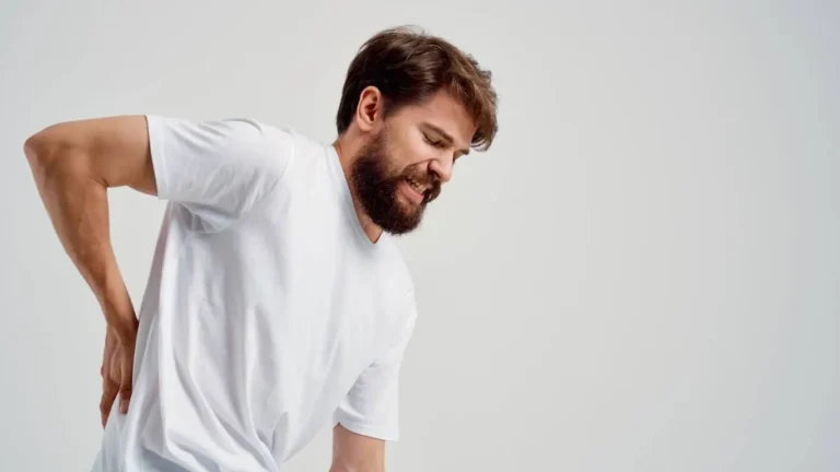 Overhead Reaching Mistakes That Trigger Mid-Back Strain Fast