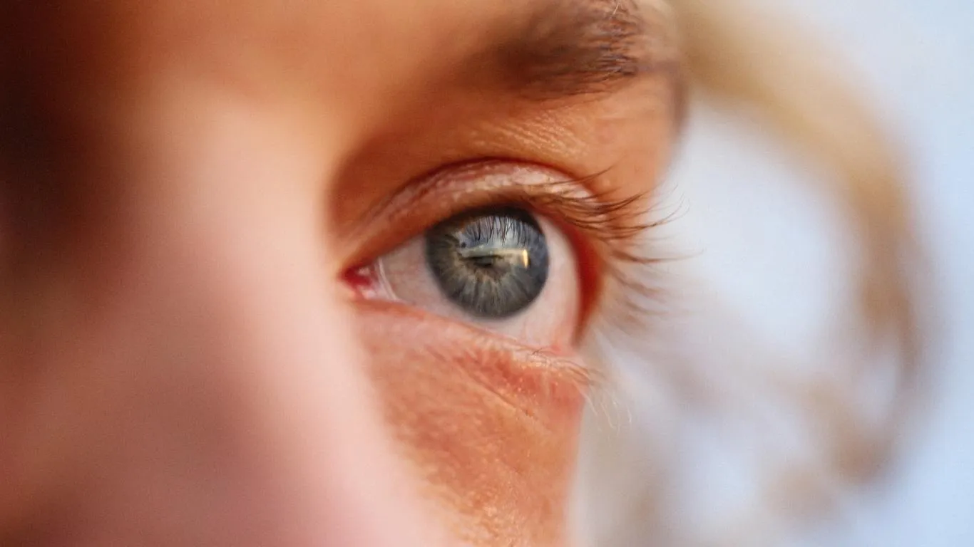 Illustration showing vitrectomy surgery option for severe floaters